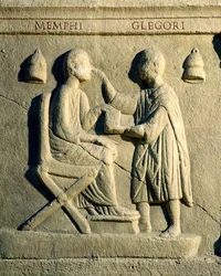 Relief représentant un oculiste examinant un patient